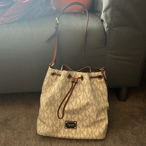Michael Kors Bucket Bag - Picture 2 of 11